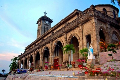 Tham quan Nhà thờ Đá Nha Trang – vẻ đẹp độc đáo lâu đời