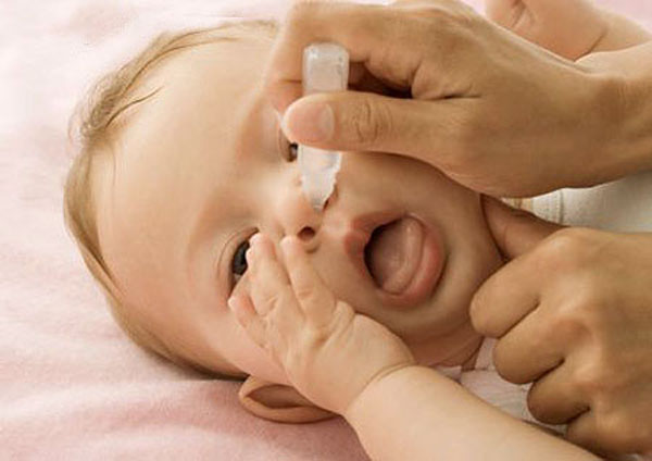 Khi bé bị nghẹt mũi khó thở mẹ nên làm gì?