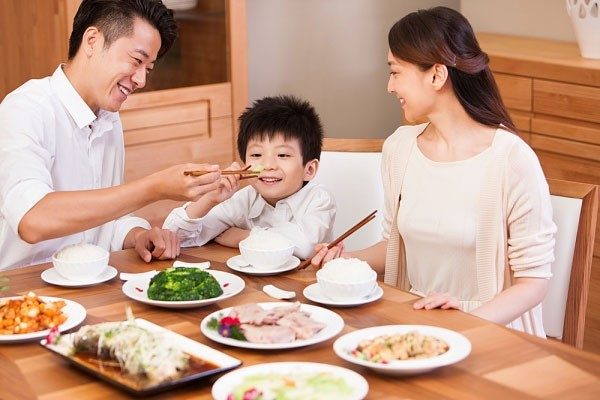 Lam guong cho tre trong viec an uong khoa hoc 600x400 - Phương pháp dạy con cách ăn uống khoa học