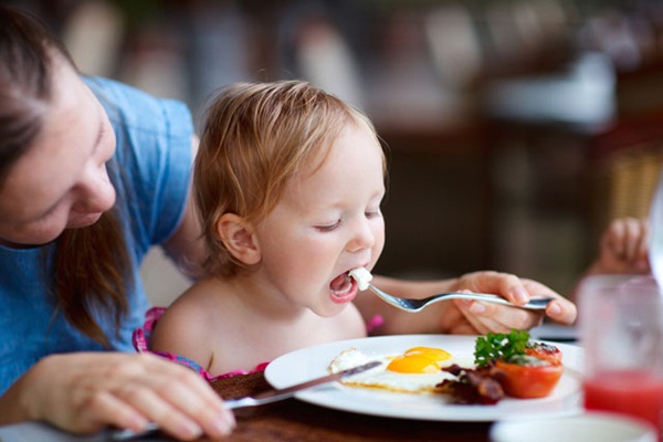 6 loại thực phẩm mẹ tuyệt đối không nên cho trẻ ăn khi bị ốm