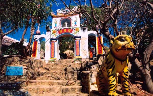 Ghé thăm Chùa Cổ Thạch ở Tuy Phong
