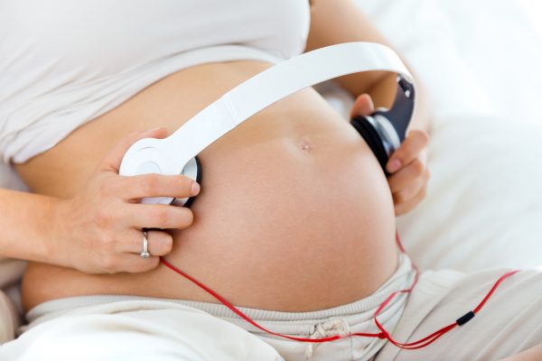 phan ung khi nghe nhac doan duoc gioi tinh thai nhi 600x400 - 14 dấu hiệu mang thai bé trai hoặc bé gái mẹ bầu nên biết
