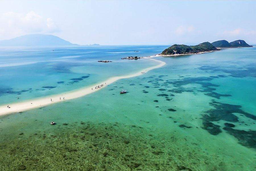 con duong di bo giua bien o dao diep son - Top 5 bãi biển sống ảo đẹp nhất ở Nha Trang