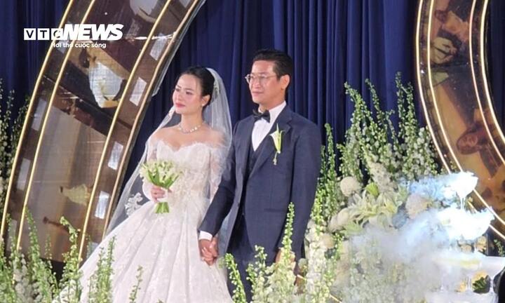Mỹ nhân phim giờ vàng Việt Hoa rạng rỡ trong lễ cưới ở Hà Nội