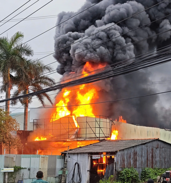 Cháy lớn kho phế liệu ở Tây Ninh, lửa lan sang tiệm sửa xe máy