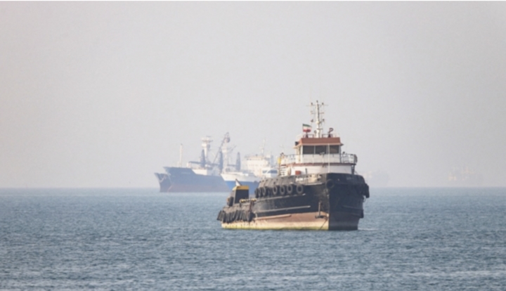 Iran nã đạn cảnh cáo 4 con tàu đi qua eo biển Hormuz