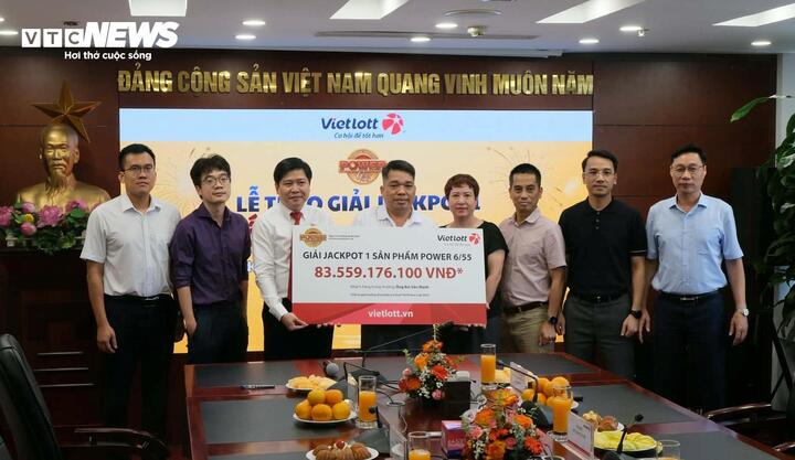 Chủ nhân giải độc đắc hơn 83 tỷ đồng không đeo mặt nạ nhận thưởng