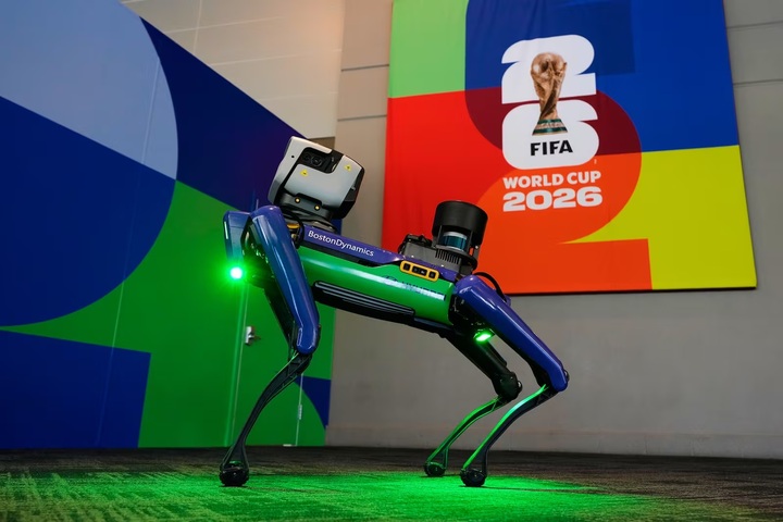 World Cup 2026: Chó robot chạy quanh sân, ‘mạng nhện’ treo trên đầu cầu thủ