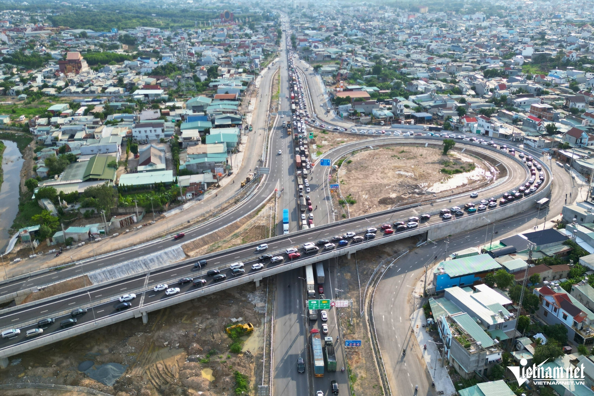 Quốc lộ 51 quá tải, cao tốc Biên Hòa – Vũng Tàu ùn tắc hơn 4km