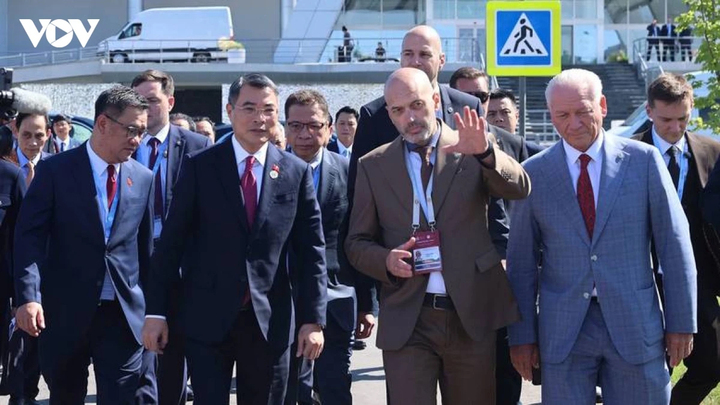 Thủ tướng Lê Minh Hưng thăm triển lãm tiềm lực công nghệ cao của Tatarstan