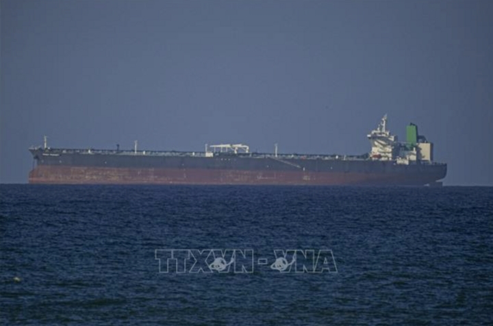 Đi vào tuyến không được Iran chỉ định, tàu container mắc cạn ở eo biển Hormuz