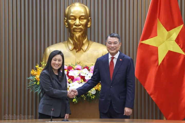 Nữ Đại sứ Hoa Kỳ thử cà phê Hà Nội, gửi lời chào Việt Nam