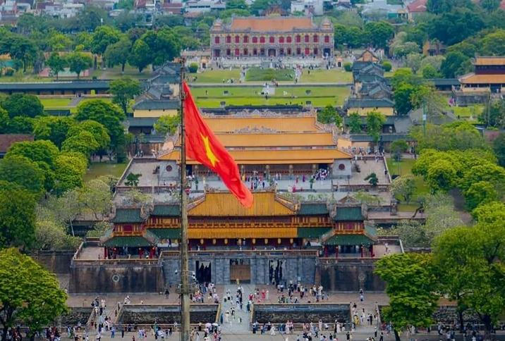 Dừng tham quan di tích Huế với du khách mặc phản cảm, bay flycam trái phép