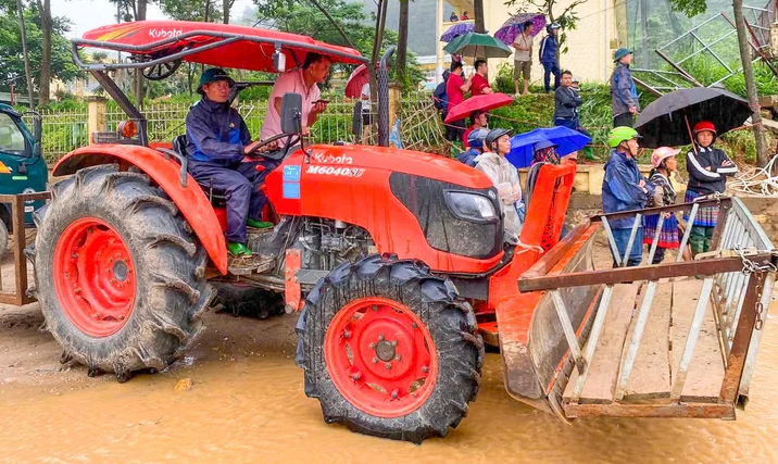 Người đàn ông Lai Châu lái máy cày mở đường cứu nạn giữa vùng lũ dữ