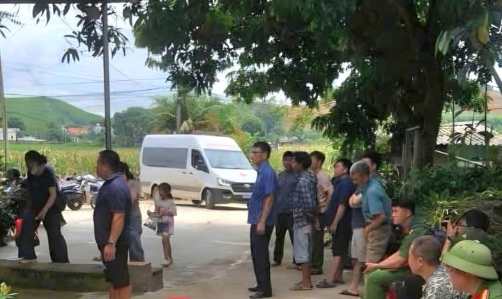 Hai vợ chồng bị điện giật tử vong khi lau bể cá cảnh