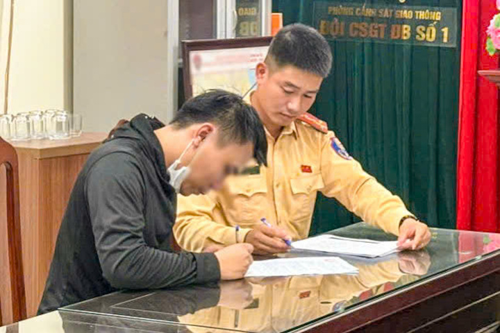 Camera AI truy vết tài xế xe tải làm rơi vãi đất ra đường trong đêm ở Hà Nội